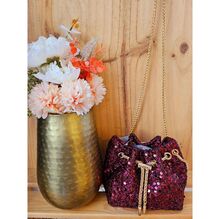 Sac bourse recouvert avec sequins à fermeture par cordon