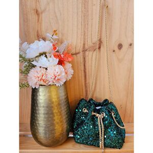 Sac bourse recouvert avec sequins à fermeture par cordon