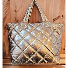 Grand sac à main matelassé et irisé avec un motif en losanges