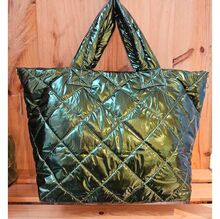 Grand sac à main matelassé et irisé avec un motif en losanges