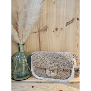 Sac bandoulière moumouté et rabat matelassé à fermoir doré