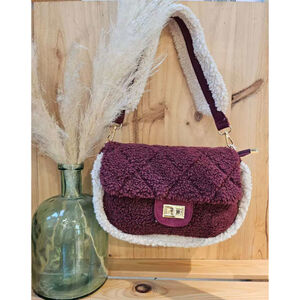 Sac bandoulière moumouté et rabat matelassé à fermoir doré