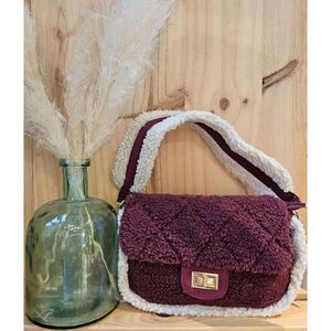 Sac bandoulière moumouté et rabat matelassé à fermoir doré