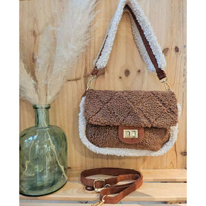 Sac bandoulière moumouté et rabat matelassé à fermoir doré