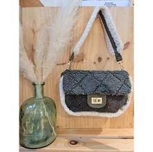 Sac bandoulière moumouté et rabat matelassé à fermoir doré