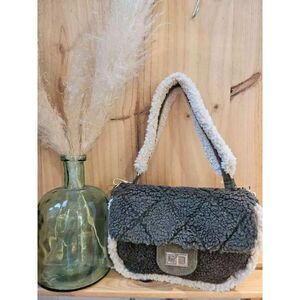 Sac bandoulière moumouté et rabat matelassé à fermoir doré