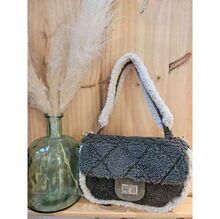 Sac bandoulière moumouté et rabat matelassé à fermoir doré