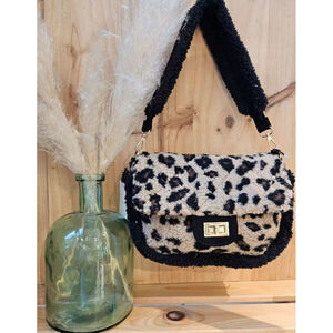 Sac bandoulière moumouté et rabat matelassé à fermoir doré