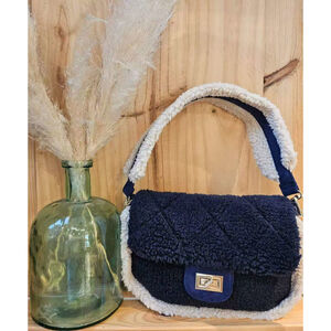 Sac bandoulière moumouté et rabat matelassé à fermoir doré