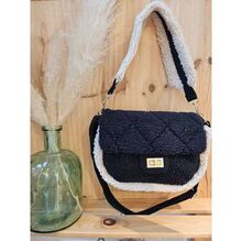 Sac bandoulière moumouté et rabat matelassé à fermoir doré