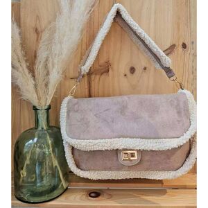 Sac aspect daim bordé de fausse fourrure avec rabat à fermoir pivotant