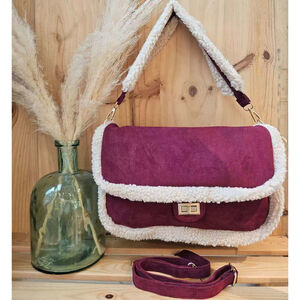 Sac aspect daim bordé de fausse fourrure avec rabat à fermoir pivotant