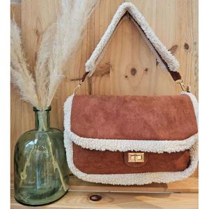 Sac aspect daim bordé de fausse fourrure avec rabat à fermoir pivotant