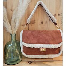 Sac aspect daim bordé de fausse fourrure avec rabat à fermoir pivotant