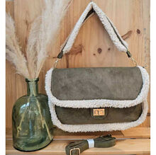 Sac aspect daim bordé de fausse fourrure avec rabat à fermoir pivotant