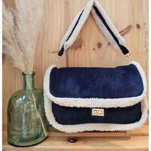 Sac aspect daim bordé de fausse fourrure avec rabat à fermoir pivotant