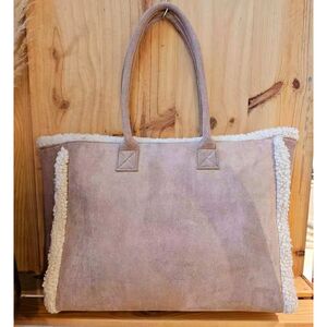 Sac à épaule en suédine orné d'une bordure en moumoute blanche