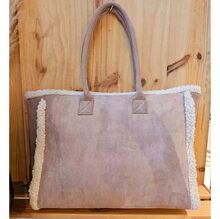 Sac à épaule en suédine orné d'une bordure en moumoute blanche