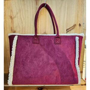 Sac à épaule en suédine orné d'une bordure en moumoute blanche