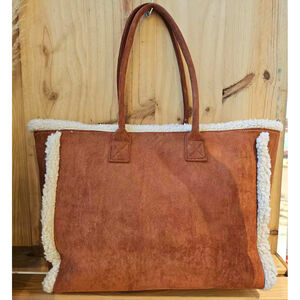 Sac à épaule en suédine orné d'une bordure en moumoute blanche