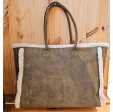 Sac à épaule en suédine orné d'une bordure en moumoute blanche