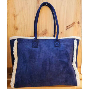 Sac à épaule en suédine orné d'une bordure en moumoute blanche