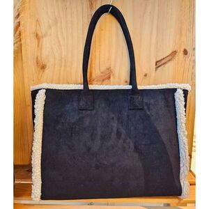 Sac à épaule en suédine orné d'une bordure en moumoute blanche