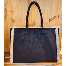 Sac à épaule en suédine orné d'une bordure en moumoute blanche