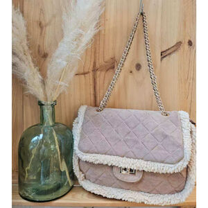 Sac bandoulière matelassé en suédine uni avec bordure moumoutée