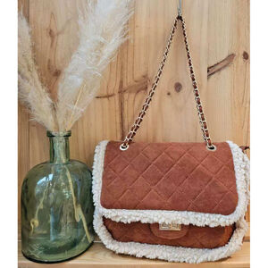 Sac bandoulière matelassé en suédine uni avec bordure moumoutée