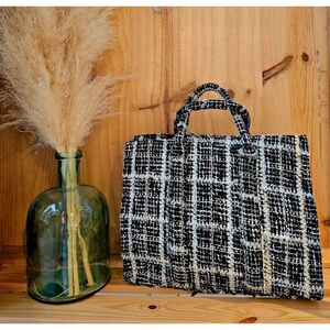 Sac à main rectangulaire conçu dans un tweed texturé