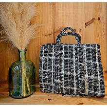 Sac à main rectangulaire conçu dans un tweed texturé