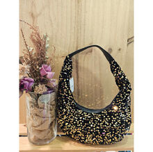 Sac style hobo entièrement recouvert de sequins brillants
