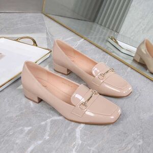 Escarpin verni à talon carré et décoration boucle de mors taille 41-44