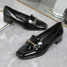 Escarpin verni à talon carré et décoration boucle de mors taille 41-44