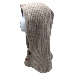 Bonnet cagoule tricotées avec un cordon de serrage et deux boutons sur le devant