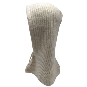 Bonnet cagoule tricotées avec un cordon de serrage et deux boutons sur le devant