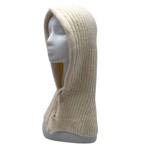 Bonnet cagoule tricotées avec un cordon de serrage et deux boutons sur le devant