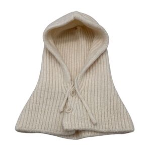 Bonnet cagoule tricotées avec un cordon de serrage et deux boutons sur le devant