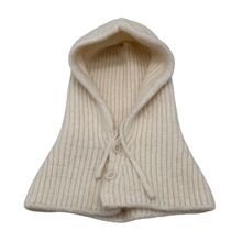 Bonnet cagoule tricotées avec un cordon de serrage et deux boutons sur le devant