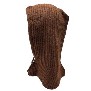 Bonnet cagoule tricotées avec un cordon de serrage et deux boutons sur le devant