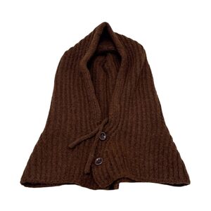 Bonnet cagoule tricotées avec un cordon de serrage et deux boutons sur le devant