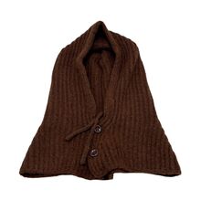 Bonnet cagoule tricotées avec un cordon de serrage et deux boutons sur le devant