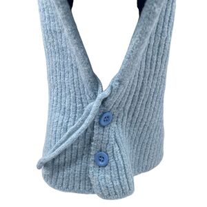 Bonnet cagoule tricotées avec un cordon de serrage et deux boutons sur le devant