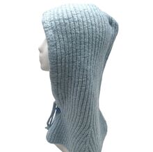 Bonnet cagoule tricotées avec un cordon de serrage et deux boutons sur le devant