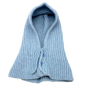 Bonnet cagoule tricotées avec un cordon de serrage et deux boutons sur le devant