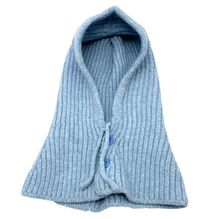 Bonnet cagoule tricotées avec un cordon de serrage et deux boutons sur le devant