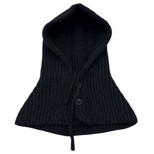 Bonnet cagoule tricotées avec un cordon de serrage et deux boutons sur le devant