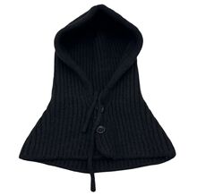 Bonnet cagoule tricotées avec un cordon de serrage et deux boutons sur le devant