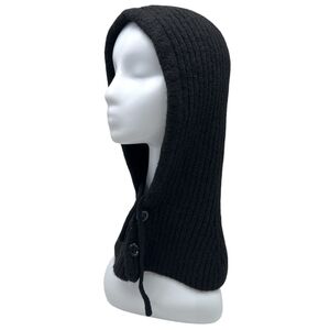 Bonnet cagoule tricotées avec un cordon de serrage et deux boutons sur le devant